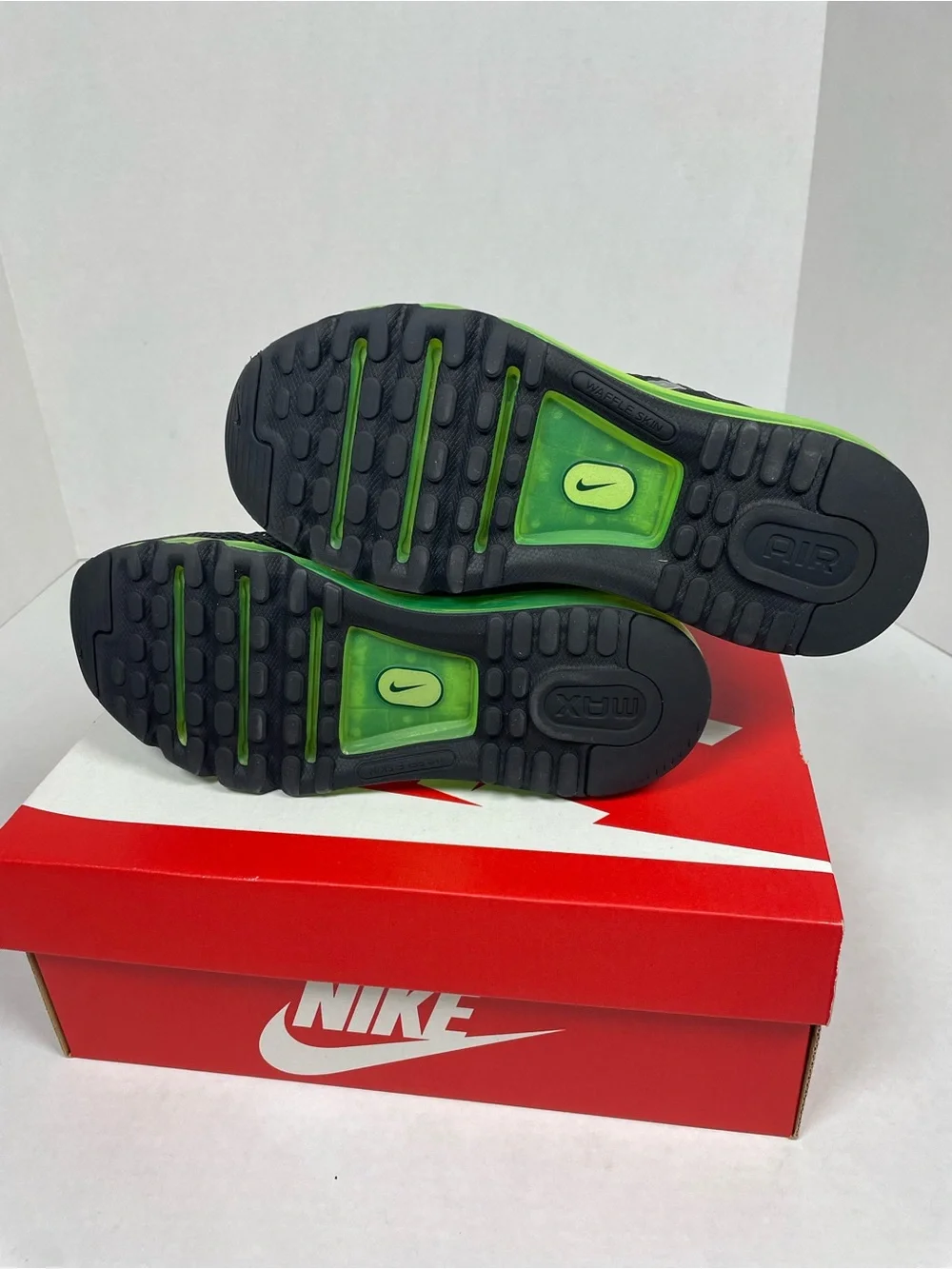 Nike Air Max 2013 Black Cyber Athletic Running Sneakers 555426-003 GS Size 3.5Y